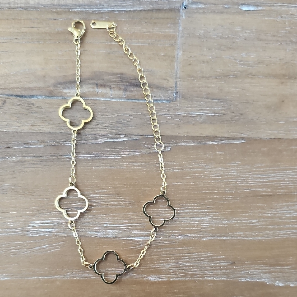 Chic Gold Floral Bracelet